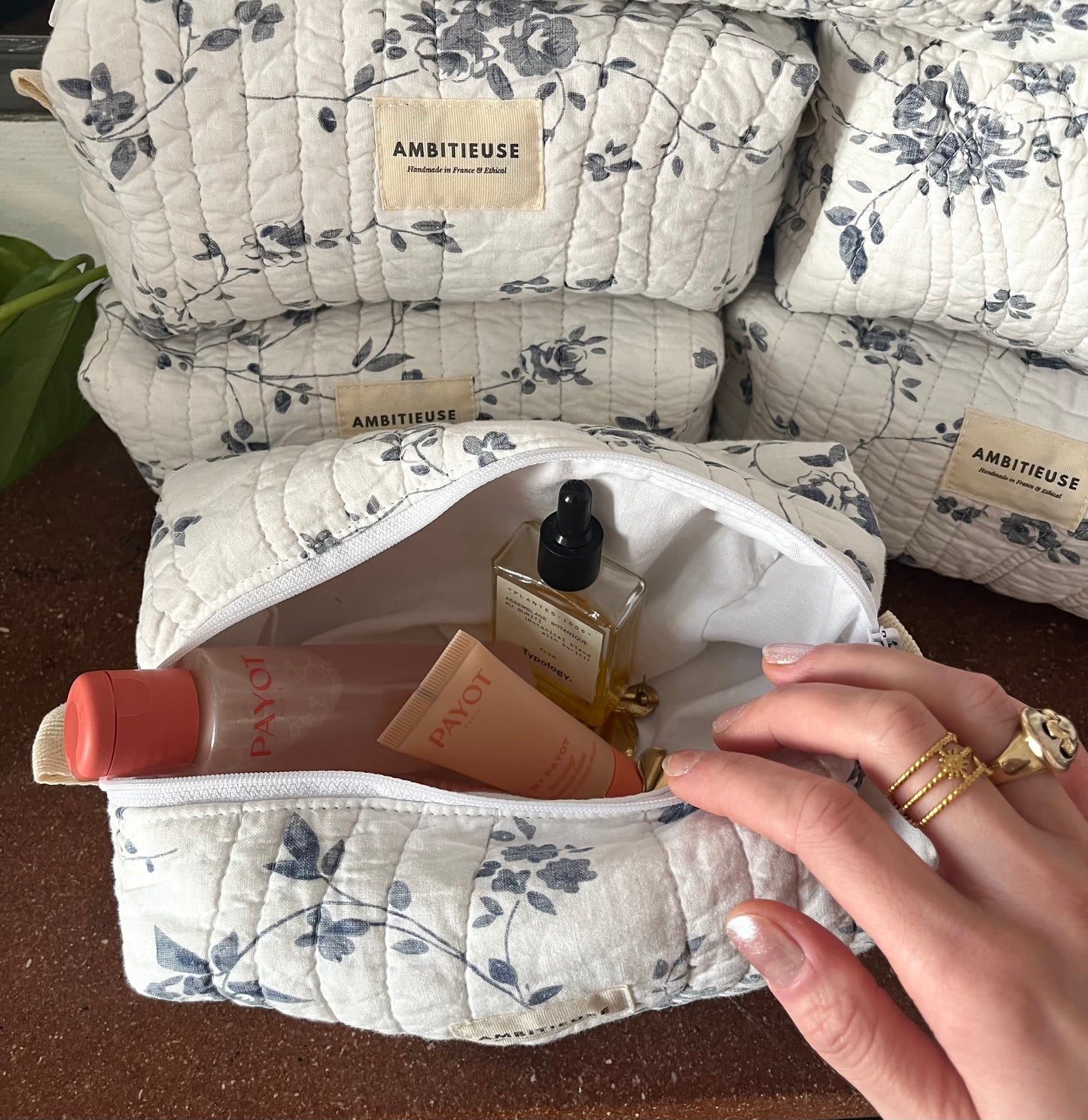 Trousse VOYAGEUSE - fleurs bleues