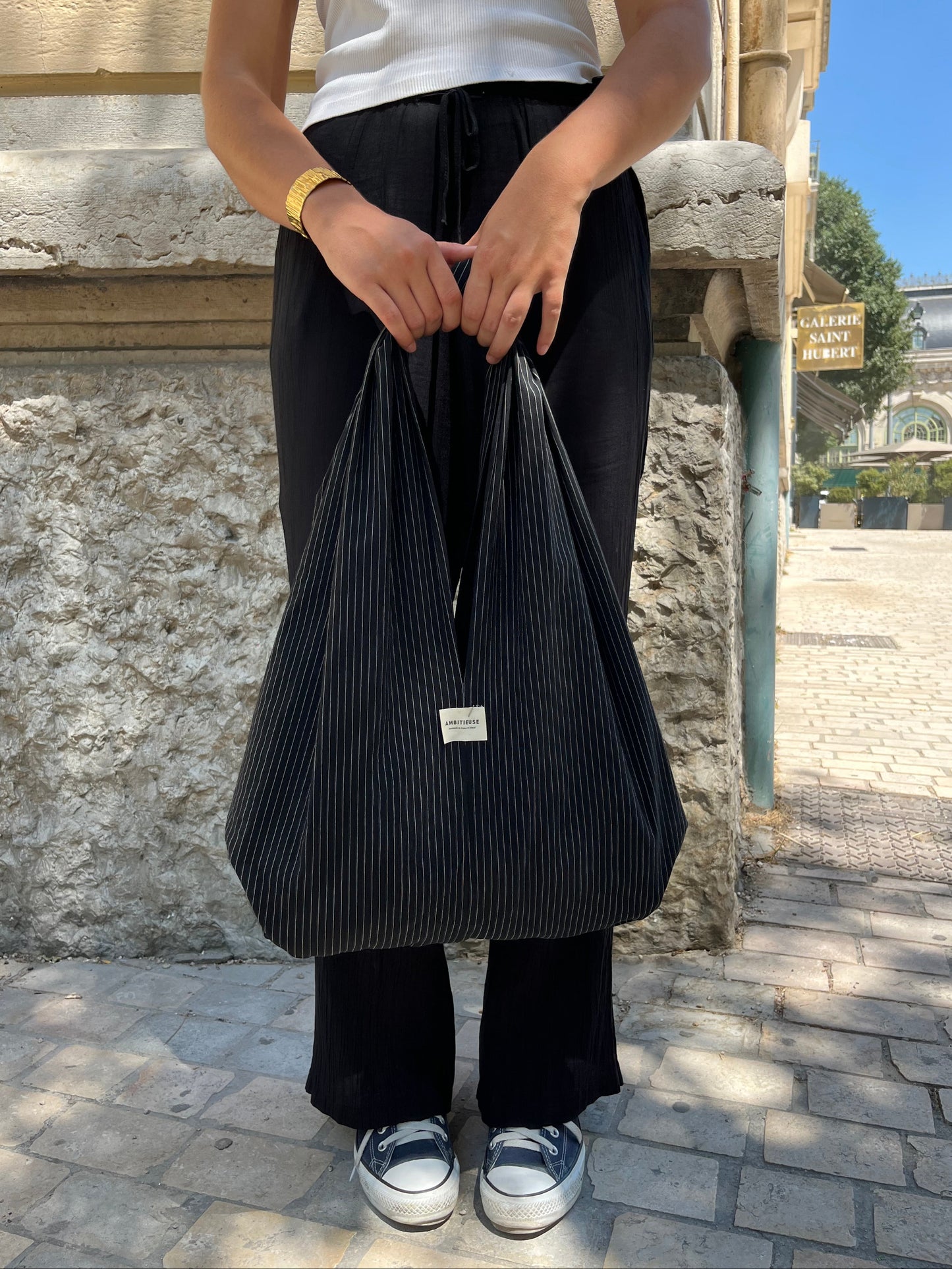 Fabrication artisanale du sac Capricieuse dans un atelier à Lyon